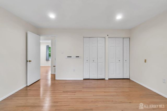 6 Fox Chase Run, Hillsborough, NJ 08844