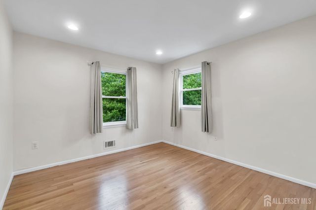 6 Fox Chase Run, Hillsborough, NJ 08844