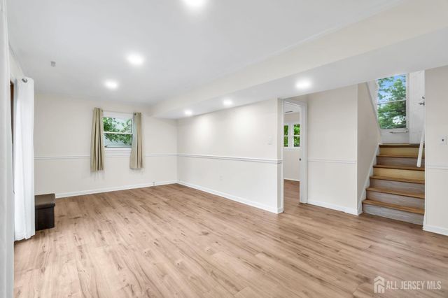 6 Fox Chase Run, Hillsborough, NJ 08844