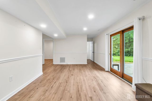 6 Fox Chase Run, Hillsborough, NJ 08844