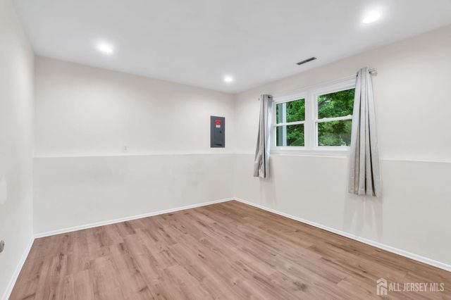 6 Fox Chase Run, Hillsborough, NJ 08844