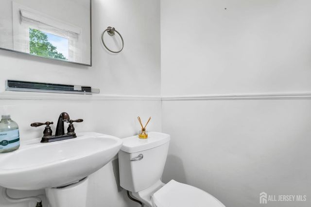 6 Fox Chase Run, Hillsborough, NJ 08844