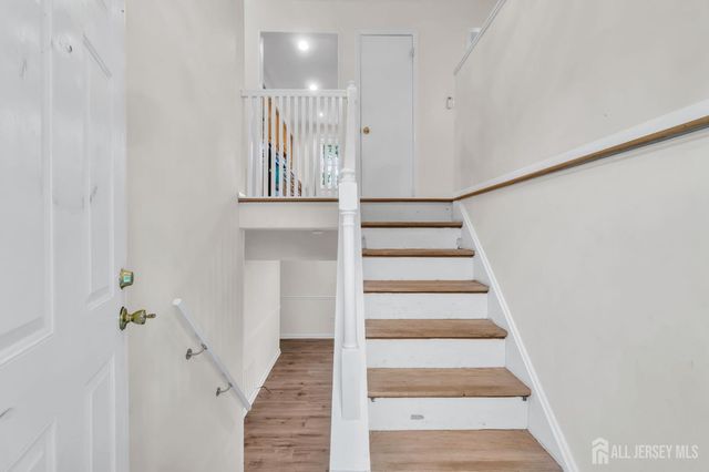 6 Fox Chase Run, Hillsborough, NJ 08844