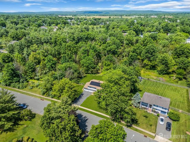 6 Fox Chase Run, Hillsborough, NJ 08844