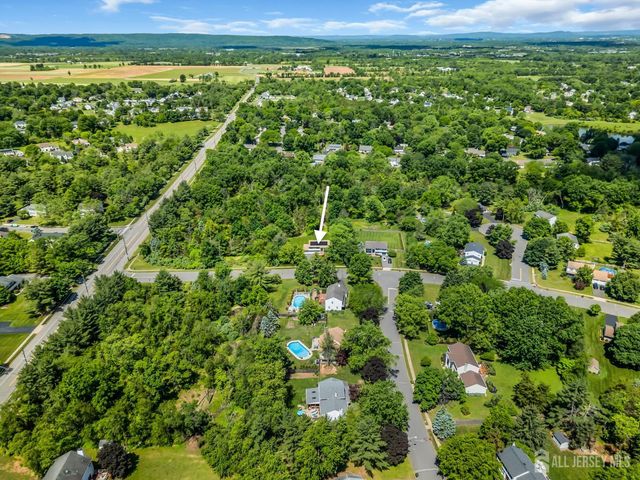 6 Fox Chase Run, Hillsborough, NJ 08844