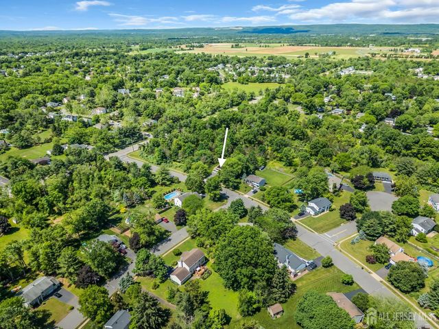 6 Fox Chase Run, Hillsborough, NJ 08844
