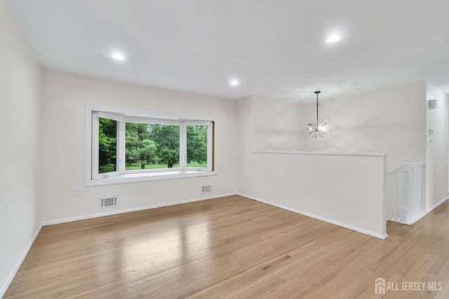 6 Fox Chase Run, Hillsborough, NJ 08844