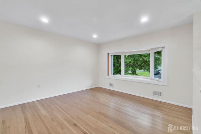6 Fox Chase Run, Hillsborough, NJ 08844