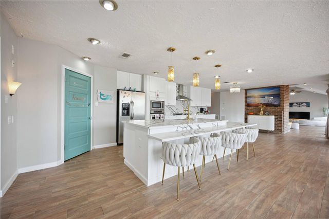 911 Brook Forest Drive, Conroe, TX 77385