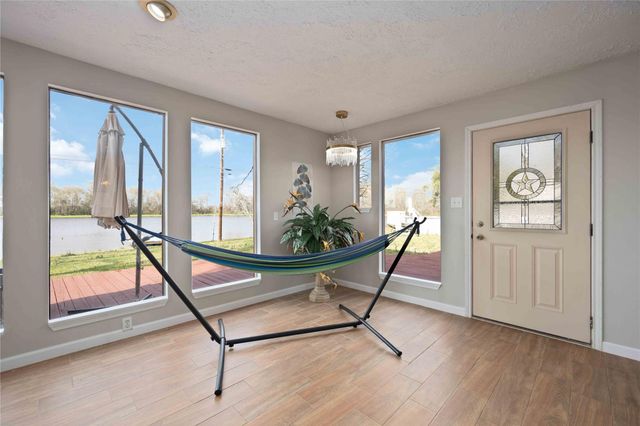 911 Brook Forest Drive, Conroe, TX 77385