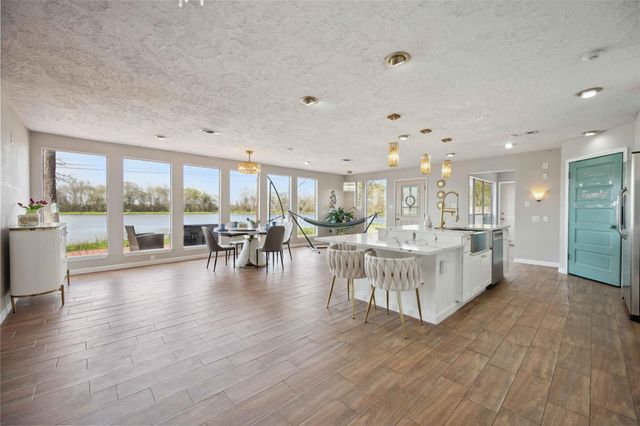 911 Brook Forest Drive, Conroe, TX 77385