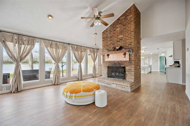 911 Brook Forest Drive, Conroe, TX 77385