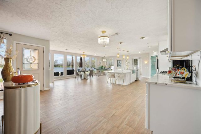 911 Brook Forest Drive, Conroe, TX 77385