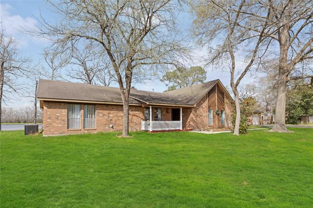 911 Brook Forest Drive, Conroe, TX 77385