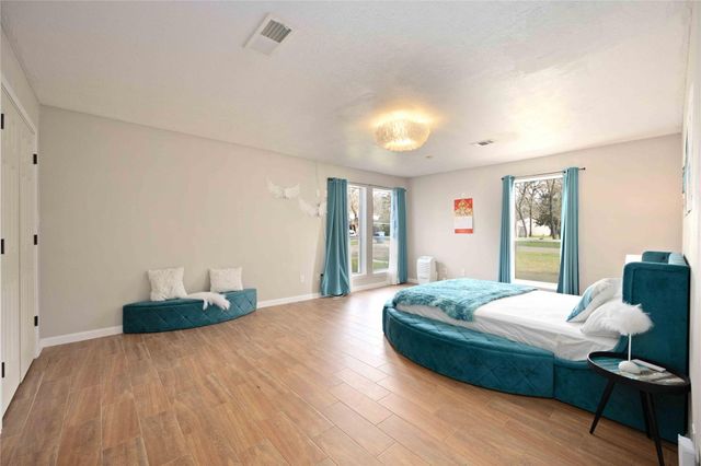 911 Brook Forest Drive, Conroe, TX 77385