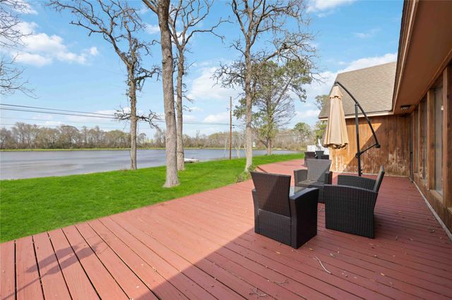 911 Brook Forest Drive, Conroe, TX 77385