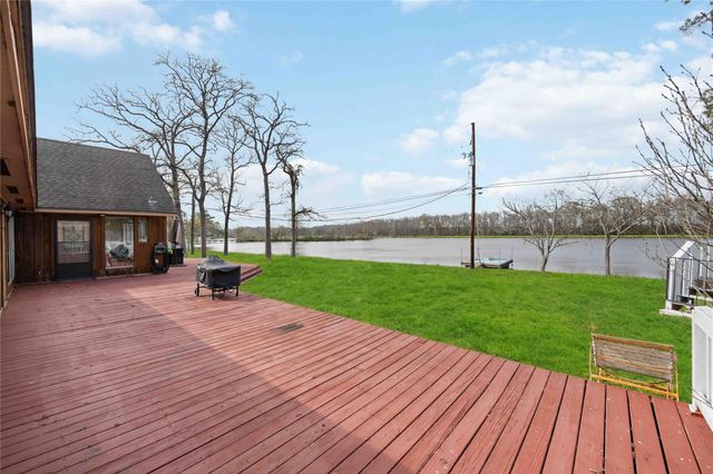 911 Brook Forest Drive, Conroe, TX 77385