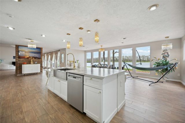911 Brook Forest Drive, Conroe, TX 77385
