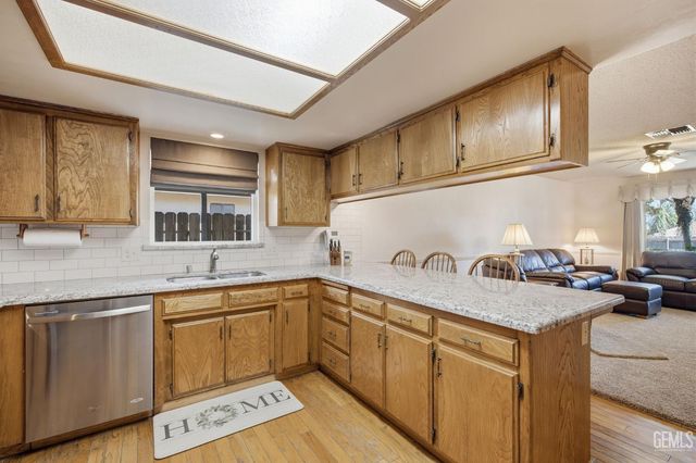 6008 Amber Oaks Avenue, Bakersfield, CA 93306
