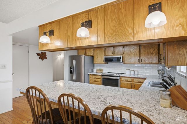 6008 Amber Oaks Avenue, Bakersfield, CA 93306