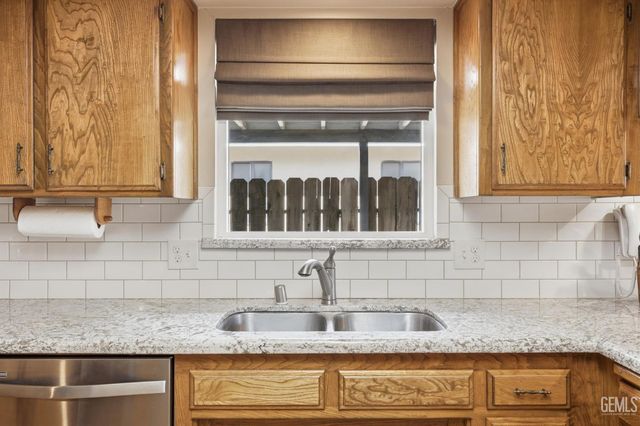 6008 Amber Oaks Avenue, Bakersfield, CA 93306