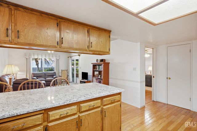 6008 Amber Oaks Avenue, Bakersfield, CA 93306