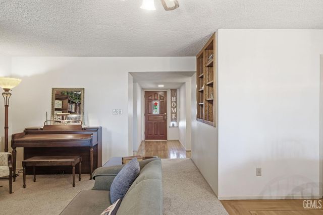 6008 Amber Oaks Avenue, Bakersfield, CA 93306