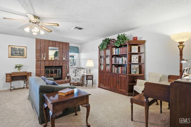 6008 Amber Oaks Avenue, Bakersfield, CA 93306