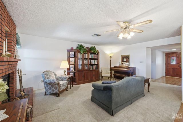 6008 Amber Oaks Avenue, Bakersfield, CA 93306