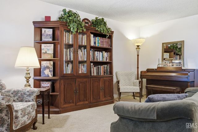 6008 Amber Oaks Avenue, Bakersfield, CA 93306