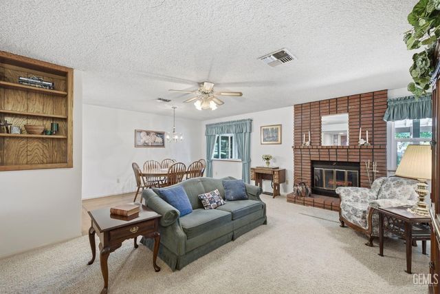 6008 Amber Oaks Avenue, Bakersfield, CA 93306