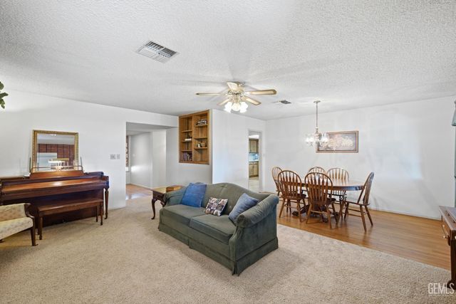 6008 Amber Oaks Avenue, Bakersfield, CA 93306
