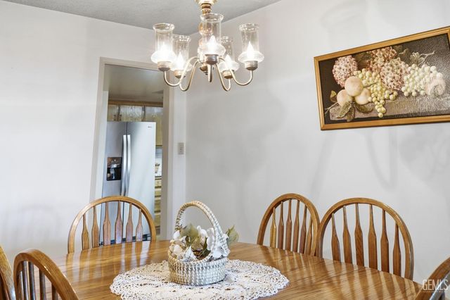 6008 Amber Oaks Avenue, Bakersfield, CA 93306