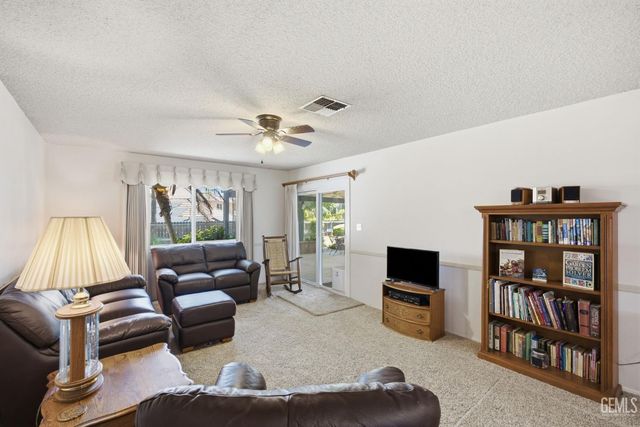 6008 Amber Oaks Avenue, Bakersfield, CA 93306