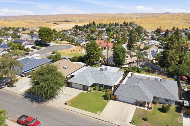 6008 Amber Oaks Avenue, Bakersfield, CA 93306