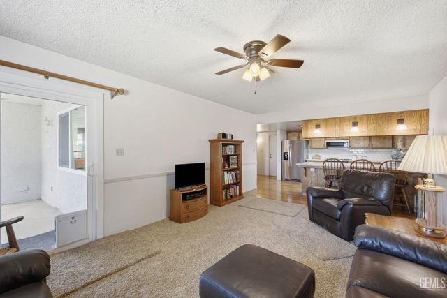 6008 Amber Oaks Avenue, Bakersfield, CA 93306