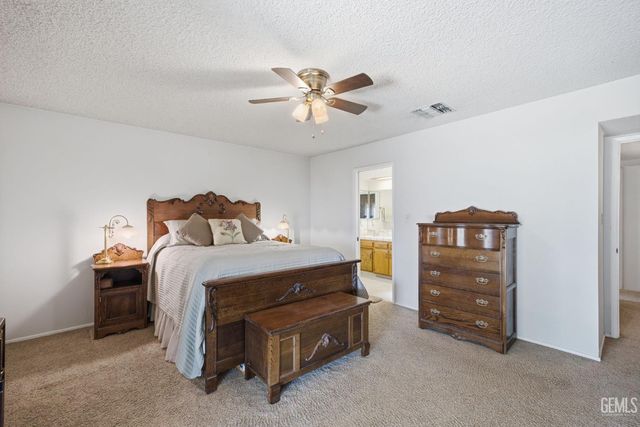 6008 Amber Oaks Avenue, Bakersfield, CA 93306