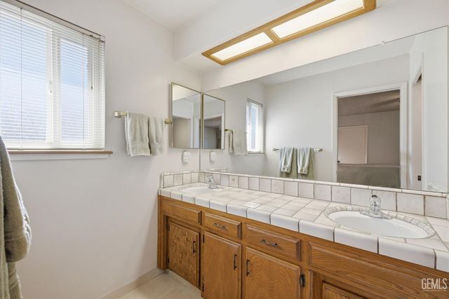 6008 Amber Oaks Avenue, Bakersfield, CA 93306