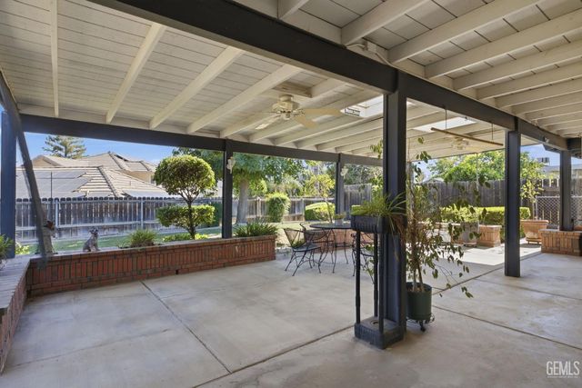 6008 Amber Oaks Avenue, Bakersfield, CA 93306