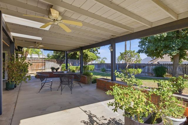 6008 Amber Oaks Avenue, Bakersfield, CA 93306
