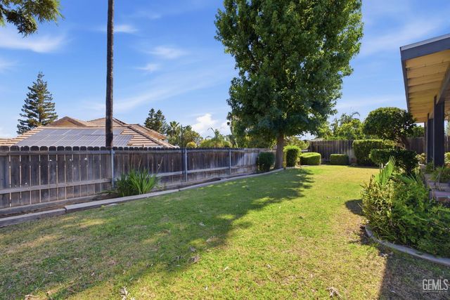 6008 Amber Oaks Avenue, Bakersfield, CA 93306