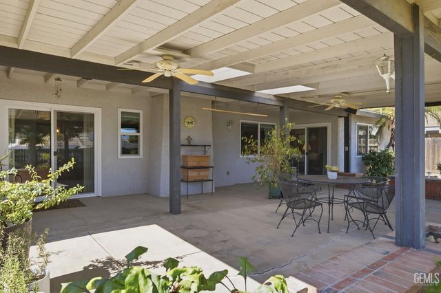 6008 Amber Oaks Avenue, Bakersfield, CA 93306