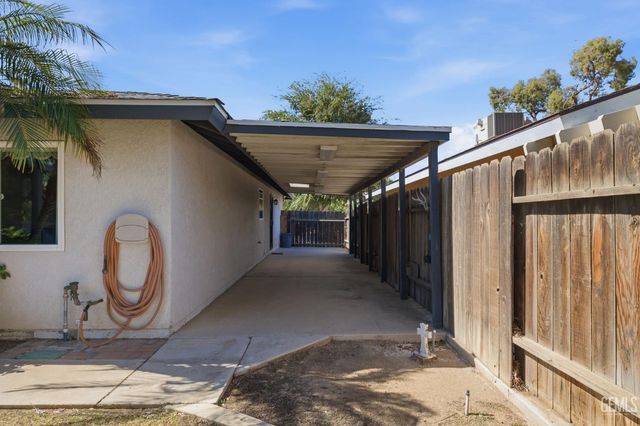 6008 Amber Oaks Avenue, Bakersfield, CA 93306