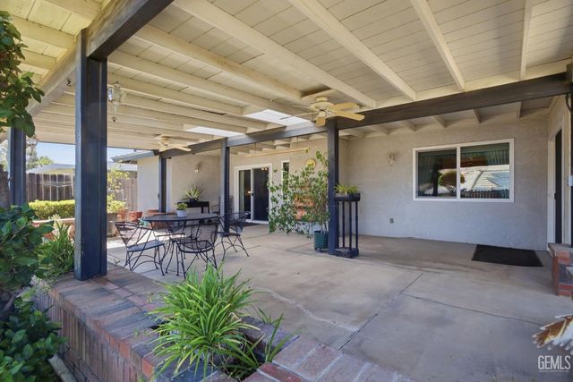 6008 Amber Oaks Avenue, Bakersfield, CA 93306