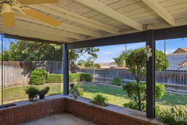6008 Amber Oaks Avenue, Bakersfield, CA 93306