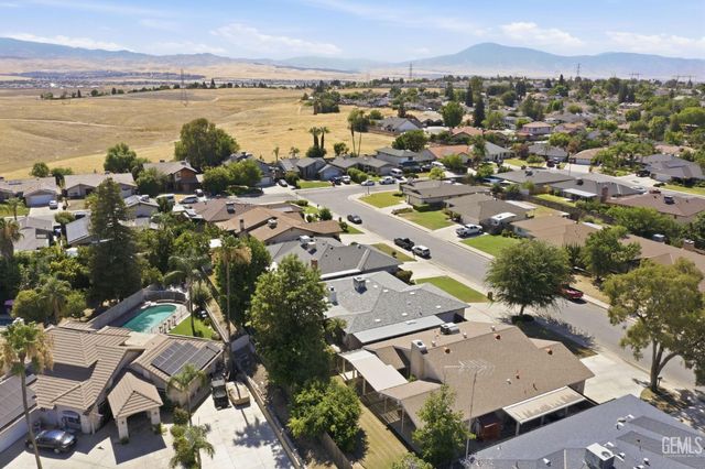 6008 Amber Oaks Avenue, Bakersfield, CA 93306