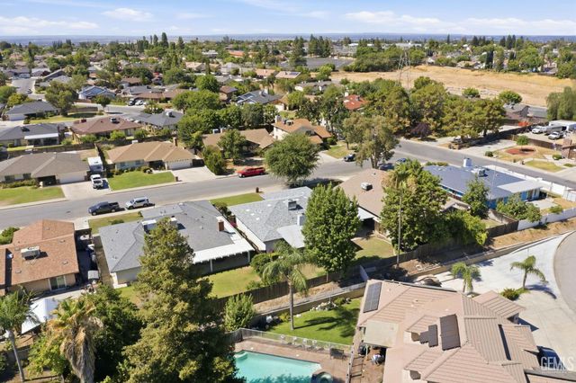 6008 Amber Oaks Avenue, Bakersfield, CA 93306