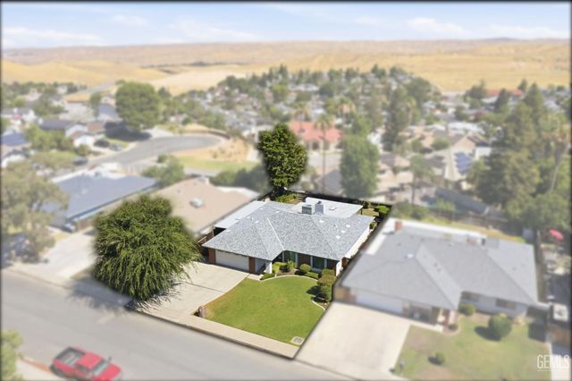 6008 Amber Oaks Avenue, Bakersfield, CA 93306