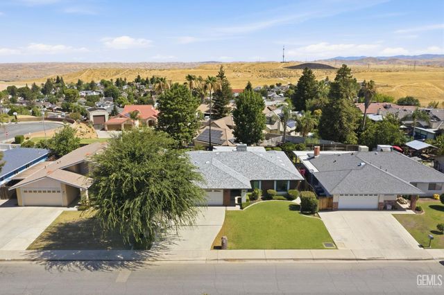 6008 Amber Oaks Avenue, Bakersfield, CA 93306