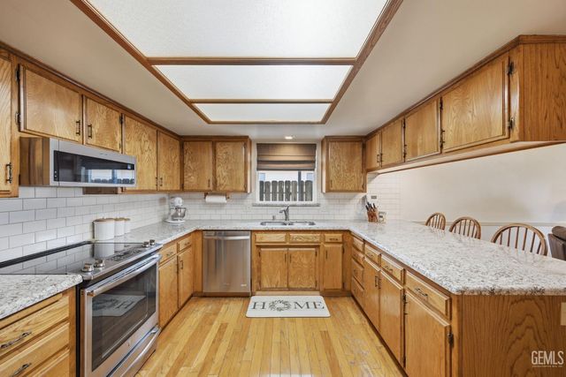 6008 Amber Oaks Avenue, Bakersfield, CA 93306